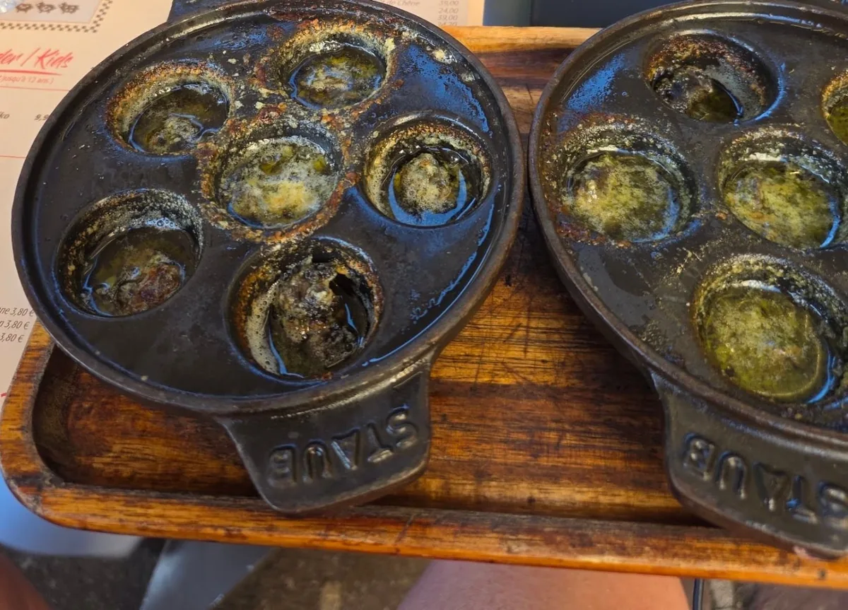 Escargots servis dans leurs plats en fonte