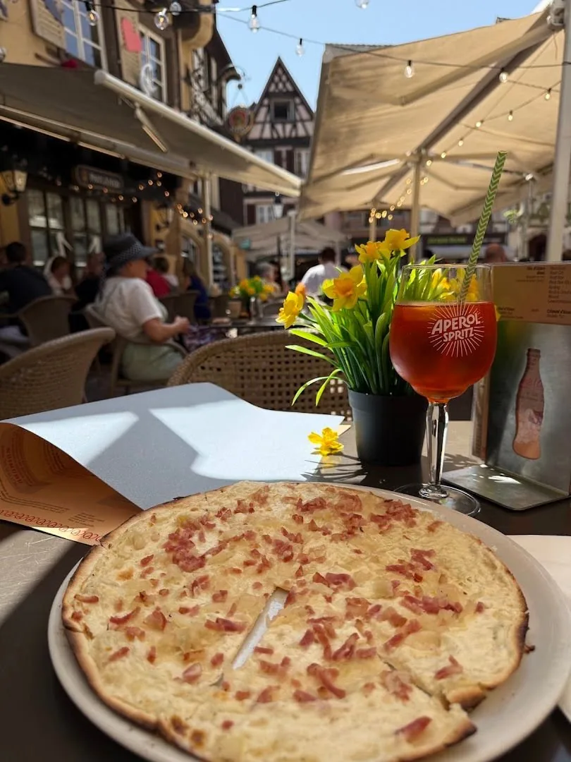 Tarte flambée et spritz en terrasse