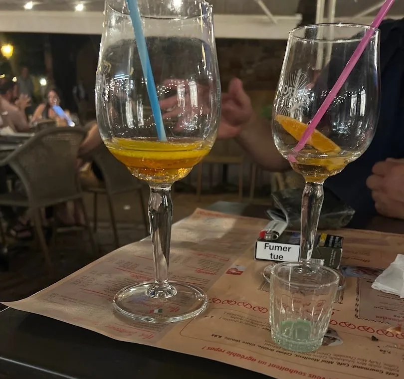 Deux verres en terrasse le soir